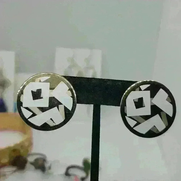 Vintage Avon 1980s earrings Gold-toned with white - Picture 7 of 12